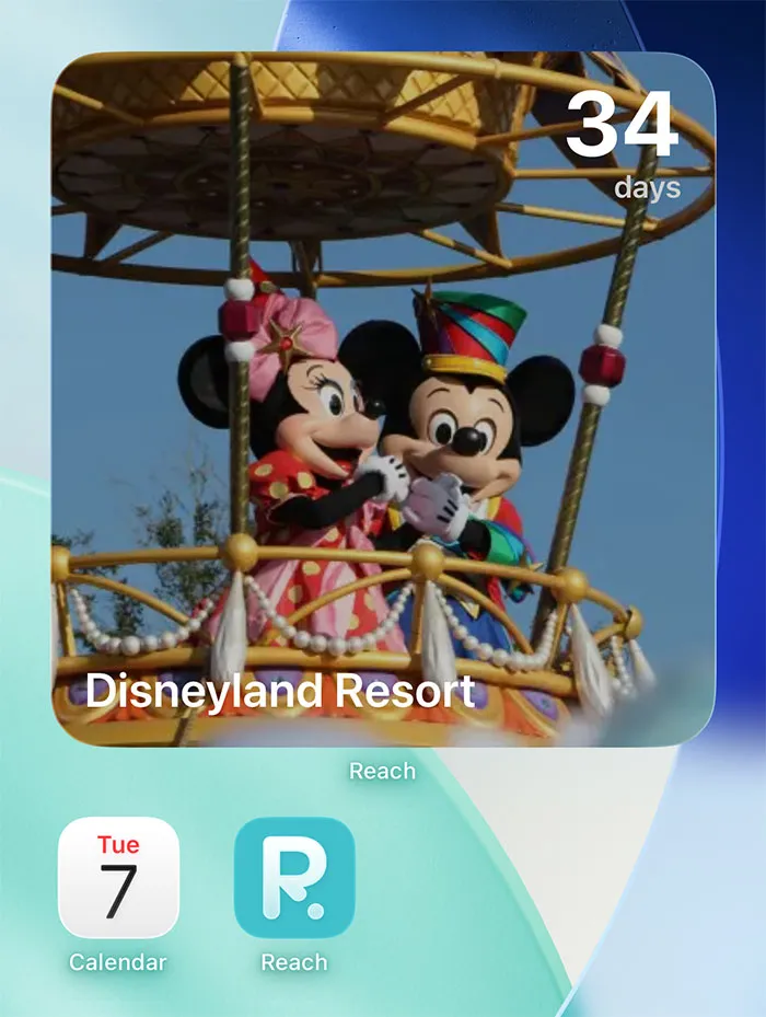 Widżet na ekranie głównym iPhone'a pokazujący 34 dni do wyjazdu do Disneyland Resort